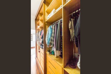 Casa de condomínio para alugar com 650m², 6 quartos e 6 vagasCloset da suíte