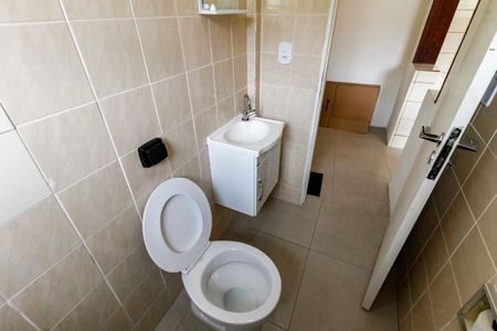 Banheiro de casa para alugar com 2 quartos, 50m² em Jardim Record, Taboão da Serra