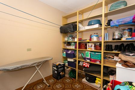 Casa à venda com 180m², 2 quartos e 2 vagas Casa à venda com 180m², 2 quartos e 2 vagasQuarto de Serviço