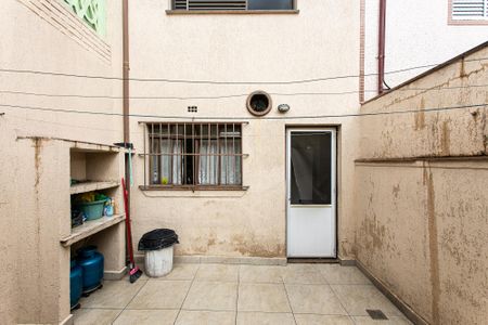 Casa à venda com 180m², 2 quartos e 2 vagas Casa à venda com 180m², 2 quartos e 2 vagasQuintal