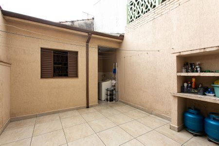 Casa à venda com 180m², 2 quartos e 2 vagas Casa à venda com 180m², 2 quartos e 2 vagasQuintal