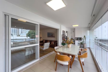 Apartamento à venda com 127m², 3 quartos e 2 vagas Apartamento à venda com 127m², 3 quartos e 2 vagasVaranda