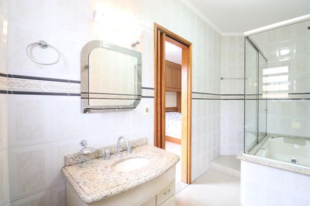 Casa à venda com 263m², 3 quartos e 4 vagasBanheiro da Suíte