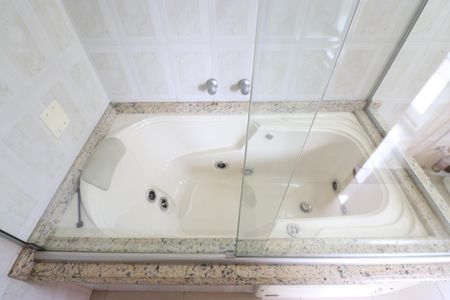 Casa à venda com 263m², 3 quartos e 4 vagasBanheiro da Suíte Detalhe