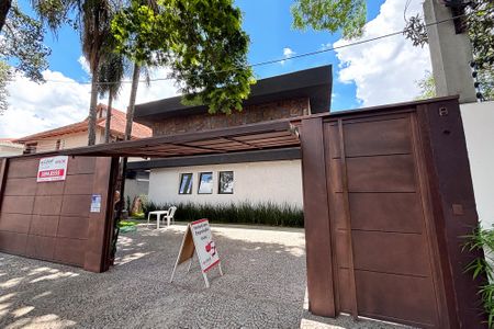 Casa à venda com 417m², 4 quartos e 4 vagas Casa à venda com 417m², 4 quartos e 4 vagasfachada casa