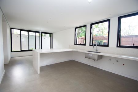 Casa à venda com 417m², 4 quartos e 4 vagas Casa à venda com 417m², 4 quartos e 4 vagascozinha