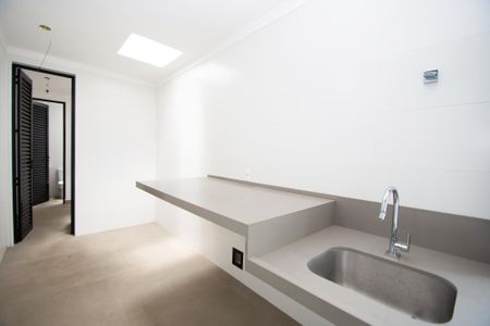 Casa à venda com 417m², 4 quartos e 4 vagas Casa à venda com 417m², 4 quartos e 4 vagaslavanderia fundos