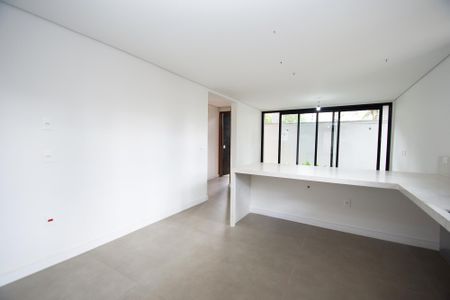 Casa à venda com 417m², 4 quartos e 4 vagas Casa à venda com 417m², 4 quartos e 4 vagascozinha