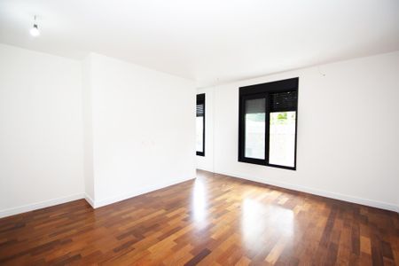 Casa à venda com 417m², 4 quartos e 4 vagas Casa à venda com 417m², 4 quartos e 4 vagassuite 1