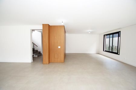 Casa à venda com 417m², 4 quartos e 4 vagas Casa à venda com 417m², 4 quartos e 4 vagasSala