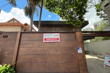 Casa à venda com 417m², 4 quartos e 4 vagas Casa à venda com 417m², 4 quartos e 4 vagasfachada casa