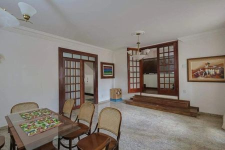 Casa para alugar com 365m², 4 quartos e 4 vagas