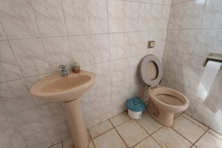Casa à venda com 250m², 6 quartos e 3 vagasBanheiro do Quintal