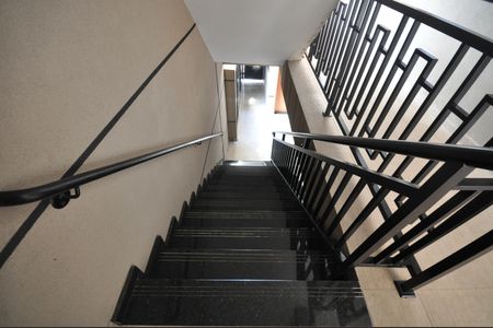 Apartamento para alugar com 50m², 2 quartos e sem vagaEscada de acesso