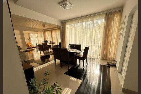 Casa de condomínio à venda com 300m², 3 quartos e 4 vagasSala