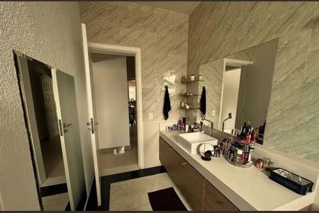 Casa de condomínio à venda com 300m², 3 quartos e 4 vagasBanheiro