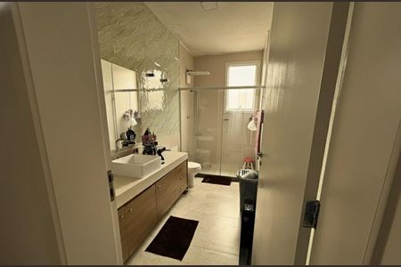 Casa de condomínio à venda com 300m², 3 quartos e 4 vagasBanheiro