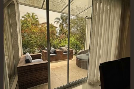 Casa de condomínio à venda com 300m², 3 quartos e 4 vagasVaranda