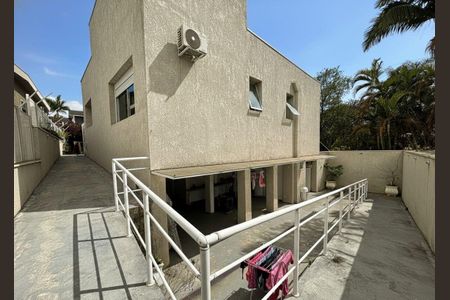 Casa de condomínio à venda com 300m², 3 quartos e 4 vagasÁrea externa