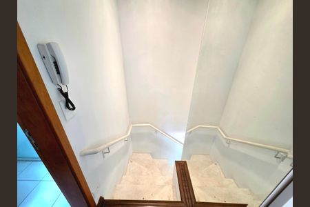 Apartamento à venda com 64m², 1 quarto e 2 vagasEscada