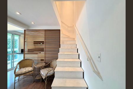 Apartamento à venda com 64m², 1 quarto e 2 vagasEscada