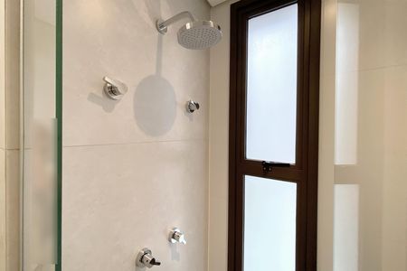 Banheiro da Suíte 1 de apartamento para alugar com 2 quartos, 65m² em Funcionários, Belo Horizonte