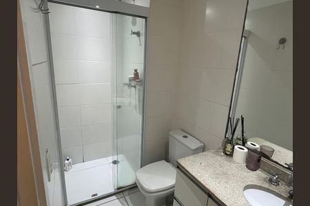 Banheiro de apartamento à venda com 1 quarto, 46m² em Chácara Santo Antônio, São Paulo
