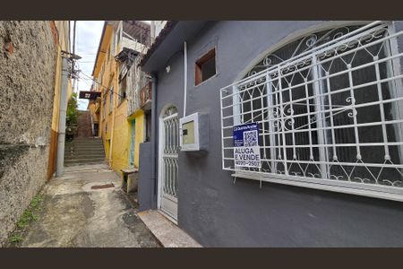 Casa para alugar com 50m², 1 quarto e sem vagaFachada casa com placa