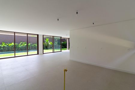 Casa à venda com 671m², 5 quartos e 5 vagas Casa à venda com 671m², 5 quartos e 5 vagasCozinha