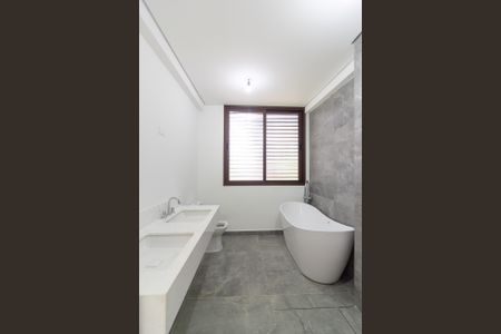 Casa à venda com 671m², 5 quartos e 5 vagas Casa à venda com 671m², 5 quartos e 5 vagasBanheiro Suíte 1