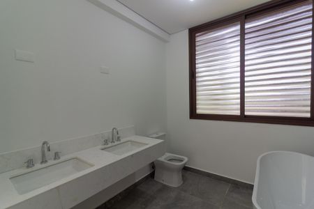 Casa à venda com 671m², 5 quartos e 5 vagas Casa à venda com 671m², 5 quartos e 5 vagasBanheiro Suíte 1