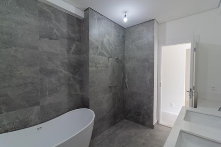 Casa à venda com 671m², 5 quartos e 5 vagas Casa à venda com 671m², 5 quartos e 5 vagasBanheiro Suíte 1