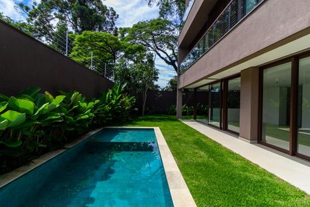Casa à venda com 671m², 5 quartos e 5 vagas Casa à venda com 671m², 5 quartos e 5 vagasPiscina