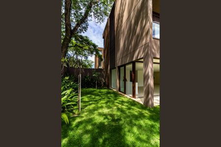 Casa à venda com 671m², 5 quartos e 5 vagas Casa à venda com 671m², 5 quartos e 5 vagasJardim