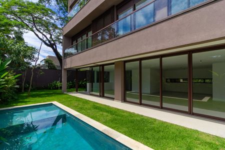 Casa à venda com 671m², 5 quartos e 5 vagas Casa à venda com 671m², 5 quartos e 5 vagasPiscina