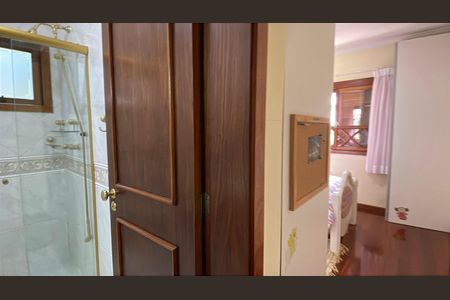 Casa de condomínio para alugar com 950m², 4 quartos e 6 vagasBanheiro