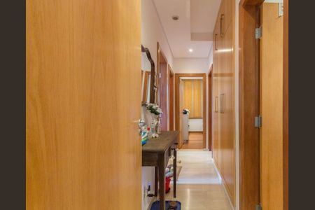 Apartamento à venda com 120m², 4 quartos e 2 vagasCorredor 