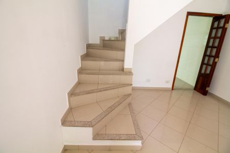 Casa para alugar com 70m², 2 quartos e 1 vagaEscada