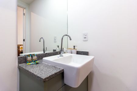 Banheiro de kitnet/studio à venda com 1 quarto, 22m² em Pinheiros, São Paulo