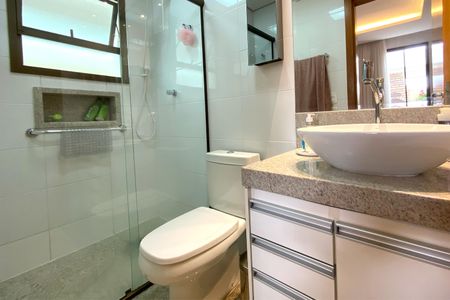 Apartamento à venda com 146m², 3 quartos e 2 vagas Apartamento à venda com 146m², 3 quartos e 2 vagasBanheiro da Suíte 1