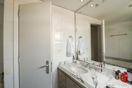 Apartamento à venda com 178m², 4 quartos e 4 vagasBanheiro da Suíte 2