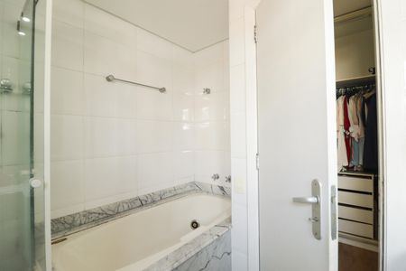 Apartamento à venda com 178m², 4 quartos e 4 vagasBanheiro da Suíte 2