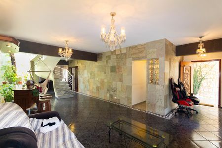 Casa à venda com 500m², 4 quartos e 8 vagas Casa à venda com 500m², 4 quartos e 8 vagasSala