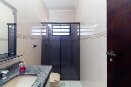 Casa à venda com 500m², 4 quartos e 8 vagas Casa à venda com 500m², 4 quartos e 8 vagasBanheiro da Suíte 4