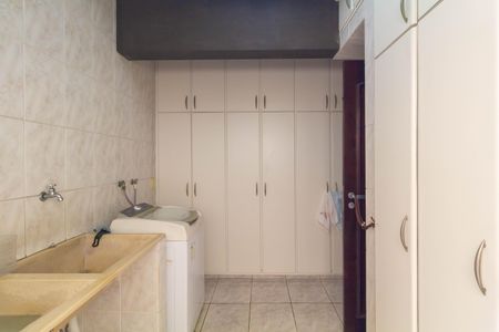 Casa à venda com 500m², 4 quartos e 8 vagas Casa à venda com 500m², 4 quartos e 8 vagasÁrea de Serviço