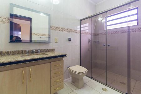 Casa à venda com 500m², 4 quartos e 8 vagas Casa à venda com 500m², 4 quartos e 8 vagasBanheiro da Suíte 2