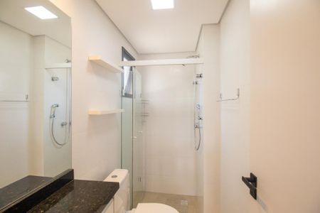 Banheiro Social de kitnet/studio para alugar com 1 quarto, 23m² em Água Verde, Curitiba