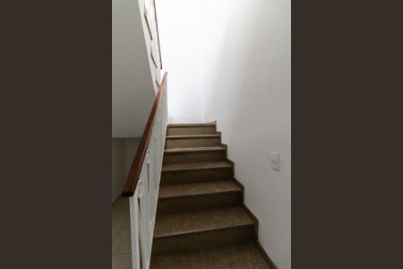 Casa à venda com 197m², 4 quartos e 3 vagas Casa à venda com 197m², 4 quartos e 3 vagasEscada