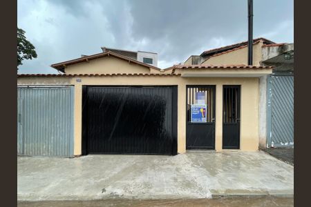 Casa para alugar com 100m², 2 quartos e 2 vagasFachada + Placa