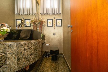 Casa à venda com 364m², 3 quartos e 4 vagasBANHEIRO1